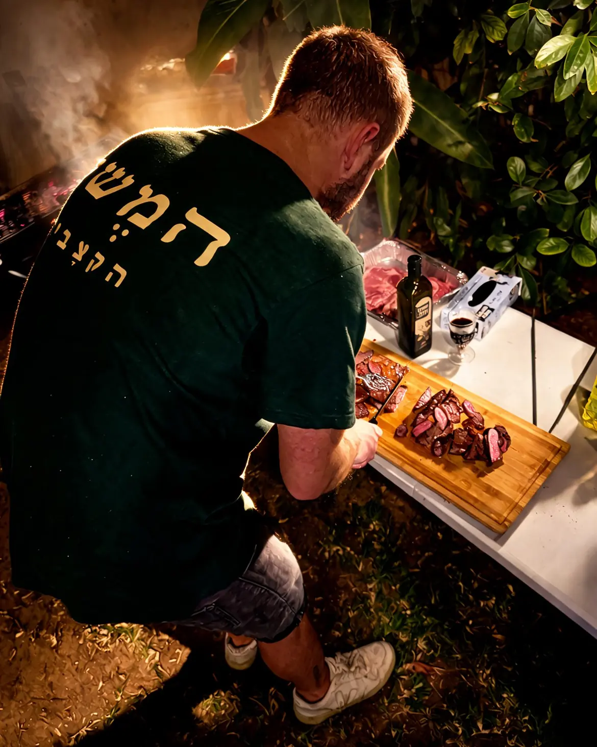קצב של המשק פורס אנטריקוט על קרש לצד האש באירוע פרטי